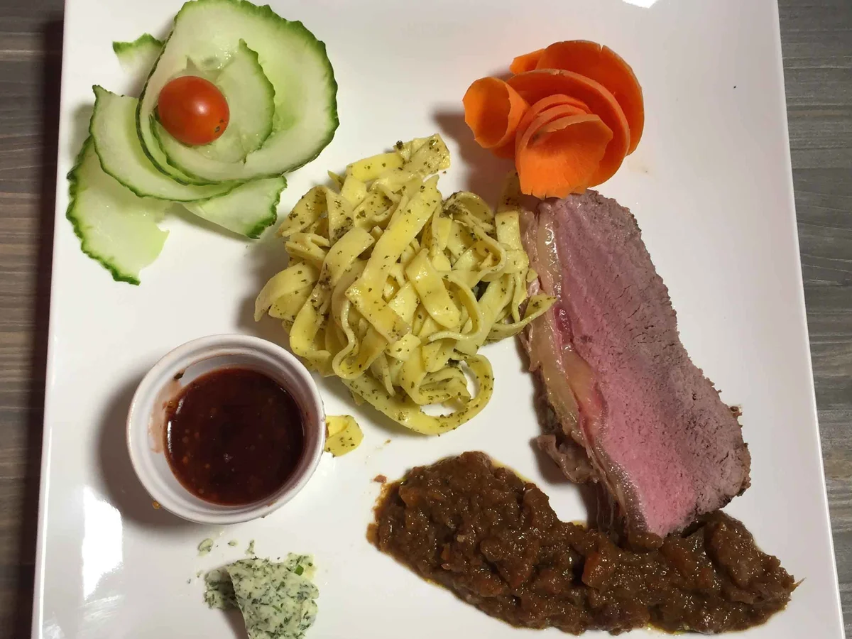 Roastbeef mit Chicorée an Kirsch-Senf-Sauce - Rezept - Bild Nr. 1365