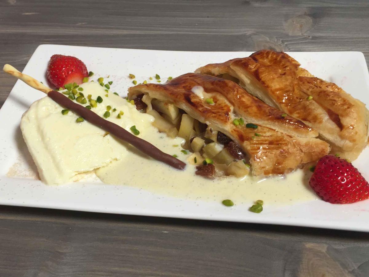 Apfelstrudel mit Vanilleeis - Rezept