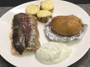Gegrillte Lachsforelle mit Sonnenblumenkernfüllung, Folienkartoffeln und Sour Cream - Rezept