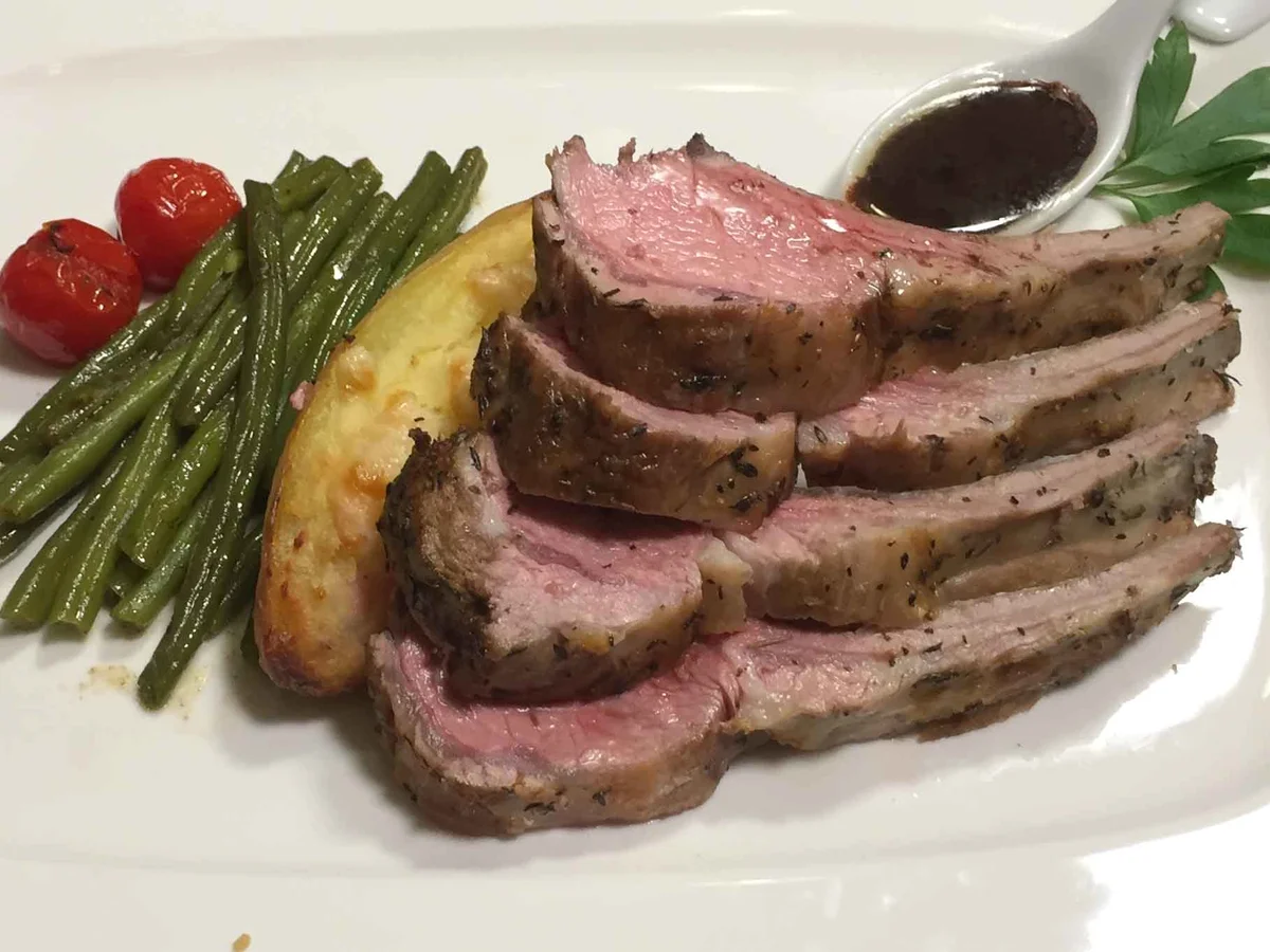 Lammkarree mit überbackener Folienkartoffel und grüne Bohnen an Nussbutter - Rezept