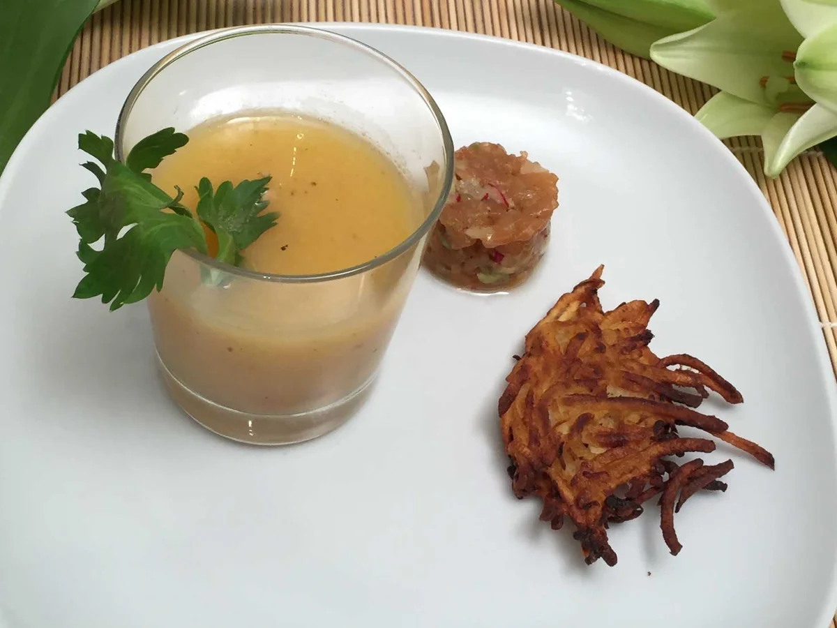 Kartoffel-Sellerie-Süppchen mit Lachstartar und Reibeküchlein - Rezept