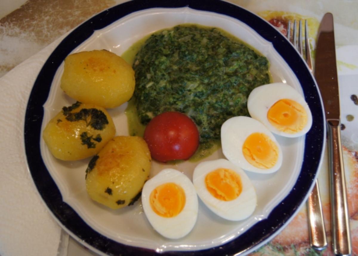 Gekochte Eier mit Zwiebel-Senf-Rahmspinat und angebratene .. Pellkartoffeln mit Petersilie - Rezept - Bild Nr. 1370