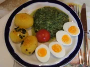 Gekochte Eier mit Zwiebel-Senf-Rahmspinat und angebratene .. Pellkartoffeln mit Petersilie - Rezept - Bild Nr. 1370