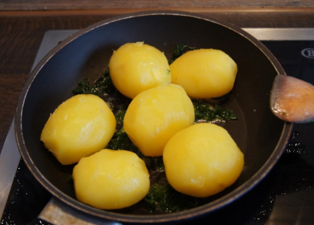 Gekochte Eier mit Zwiebel-Senf-Rahmspinat und angebratene .. Pellkartoffeln mit Petersilie - Rezept - Bild Nr. 1379