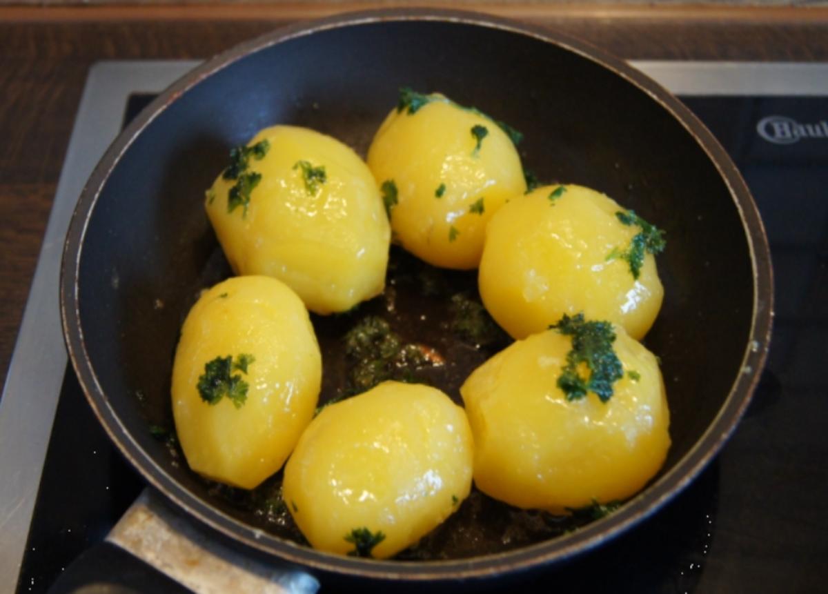 Gekochte Eier mit Zwiebel-Senf-Rahmspinat und angebratene .. Pellkartoffeln mit Petersilie - Rezept - Bild Nr. 1380