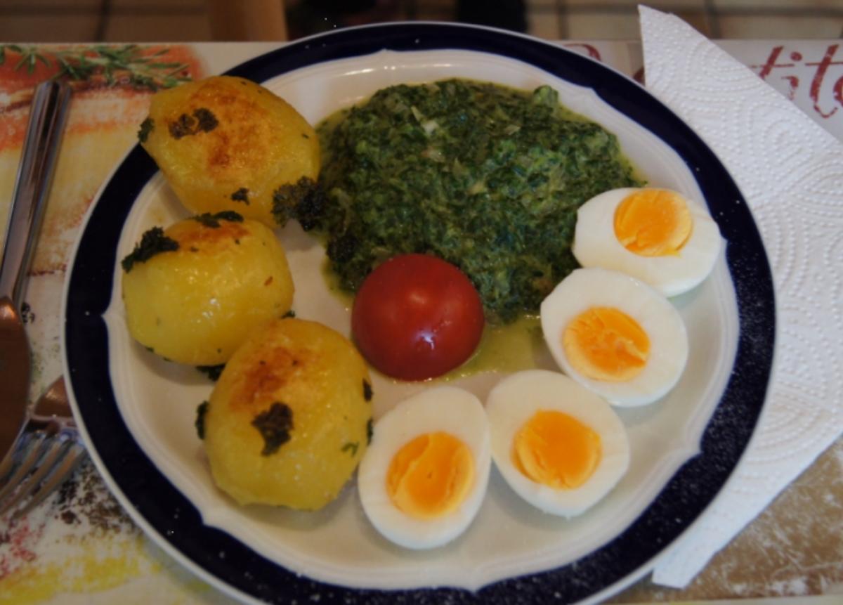Gekochte Eier mit Zwiebel-Senf-Rahmspinat und angebratene .. Pellkartoffeln mit Petersilie - Rezept - Bild Nr. 1381