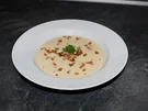 Cremige Kartoffelsuppe mit Erdäpfel-Croûtons und Bacon Chips - Rezept