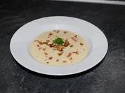 Cremige Kartoffelsuppe mit Erdäpfel-Croûtons und Bacon Chips - Rezept