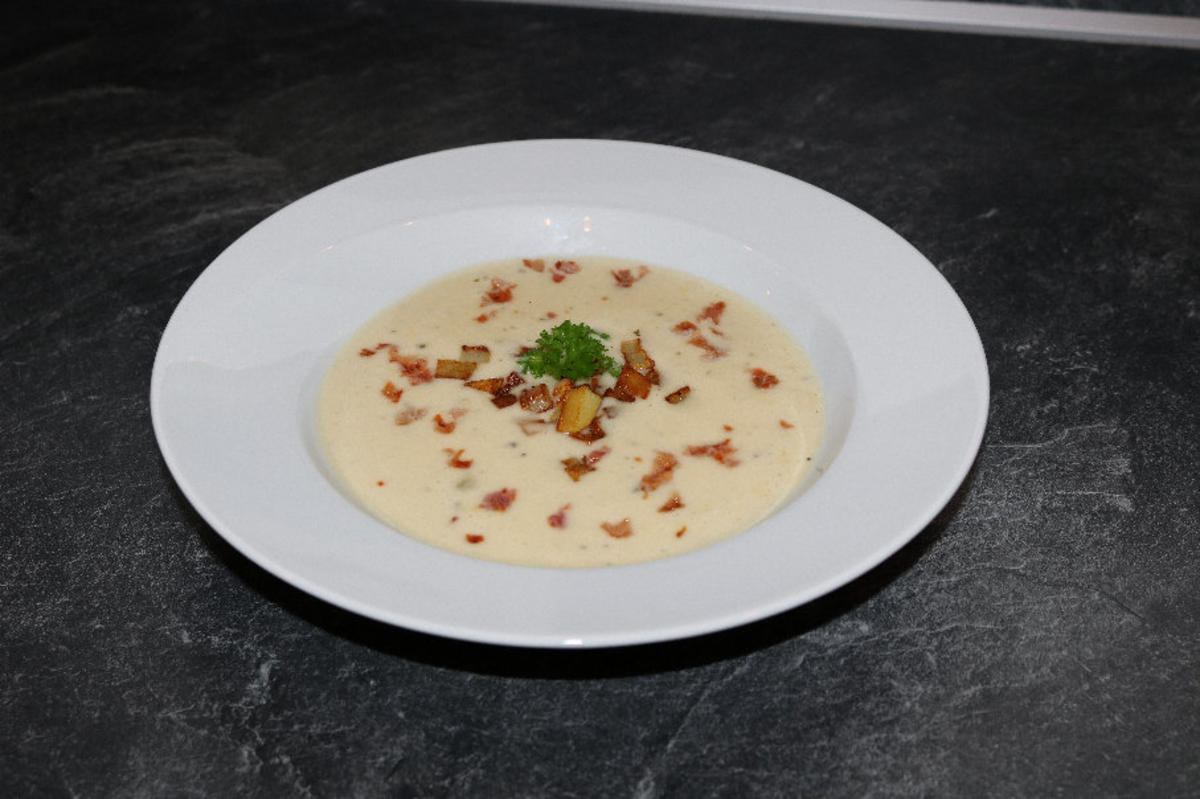 Bilder für Cremige Kartoffelsuppe mit Erdäpfel-Croûtons und Bacon Chips - Rezept