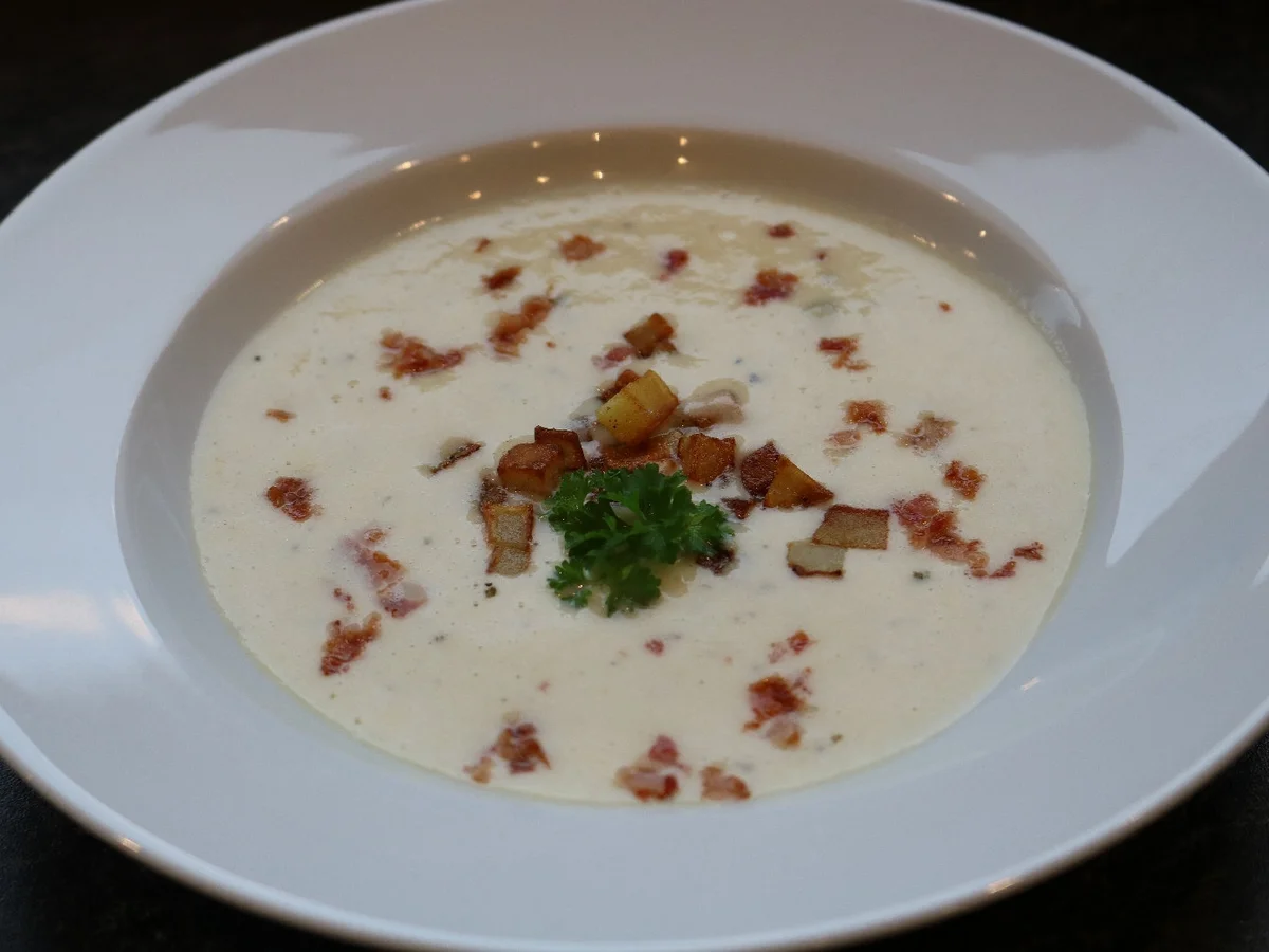 Rezept: Cremige Kartoffelsuppe mit Erdäpfel-Croûtons und Bacon Chips Bild Nr. 2 Cremige Kartoffelsuppe mit Erdäpfel-Croûtons und Bacon Chips - Rezept - Bild Nr. 2