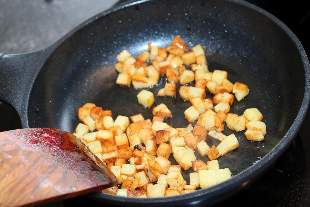Cremige Kartoffelsuppe mit Erdäpfel-Croûtons und Bacon Chips - Rezept - Bild Nr. 3