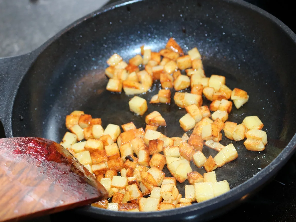 Rezept: Cremige Kartoffelsuppe mit Erdäpfel-Croûtons und Bacon Chips Bild Nr. 3 Cremige Kartoffelsuppe mit Erdäpfel-Croûtons und Bacon Chips - Rezept - Bild Nr. 3