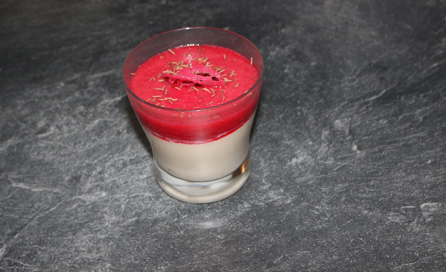 Bayerisch Creme mit passierter Johannisbeere und Kirschbonbonchip ...