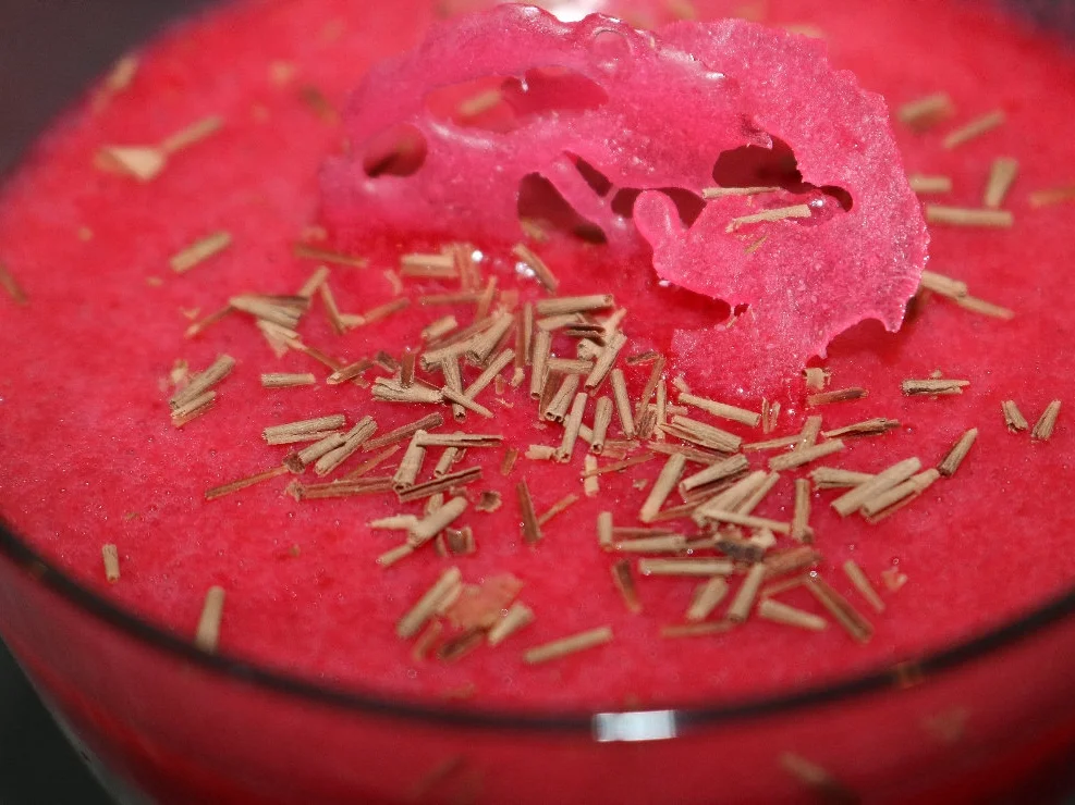 Bayerisch Creme mit passierter Johannisbeere und Kirschbonbonchip - Rezept - Bild Nr. 2