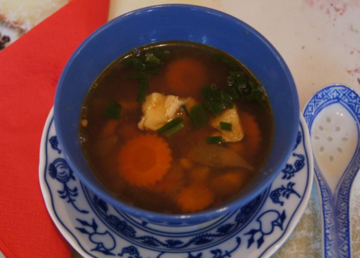 Hühnersuppe mit Gemüse und Eierstich asiatisch gewürzt - Rezept ...