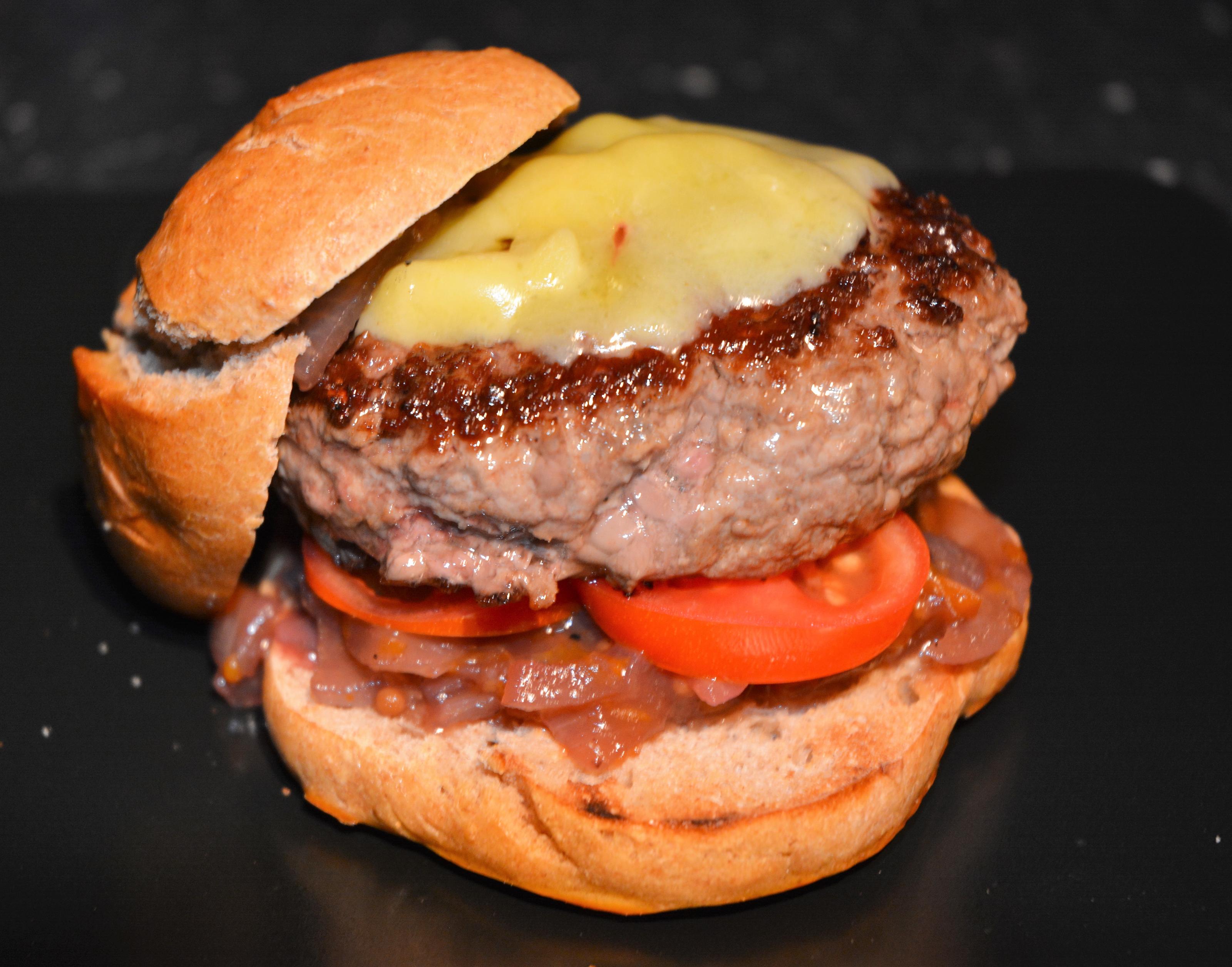 Bilder für Wennesdraussenregnetinderpfannemachburger Rindfleischburger mit Zwiebel-Mango-Marmelade und Cheddar - Rezept