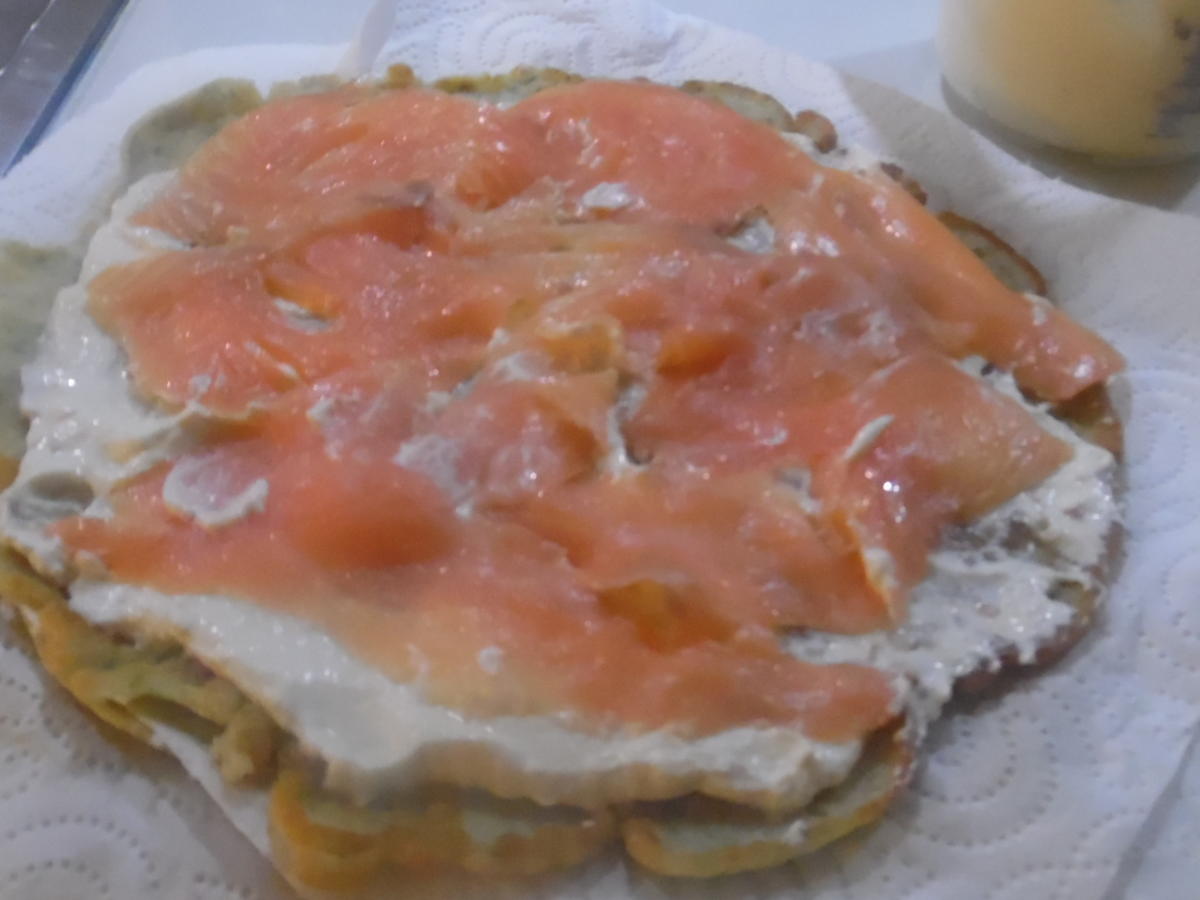 Kräuter Pfannkuchen Röllchen mit Räucherlachs - einfach - von barbara62