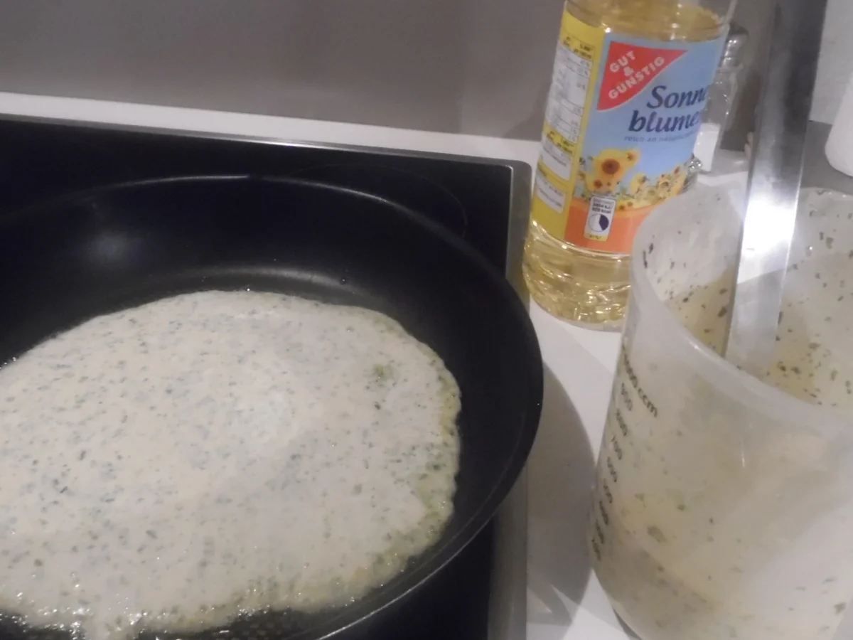 Kräuter-Pfannkuchen-Röllchen mit Räucherlachs - Rezept - Bild Nr. 4