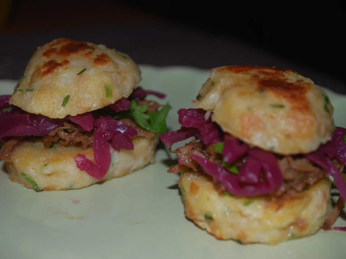 Rezept: Pulled duck-Knödel-Burger mit Rotkohl Pulled duck-Knödel-Burger mit Rotkohl - Rezept