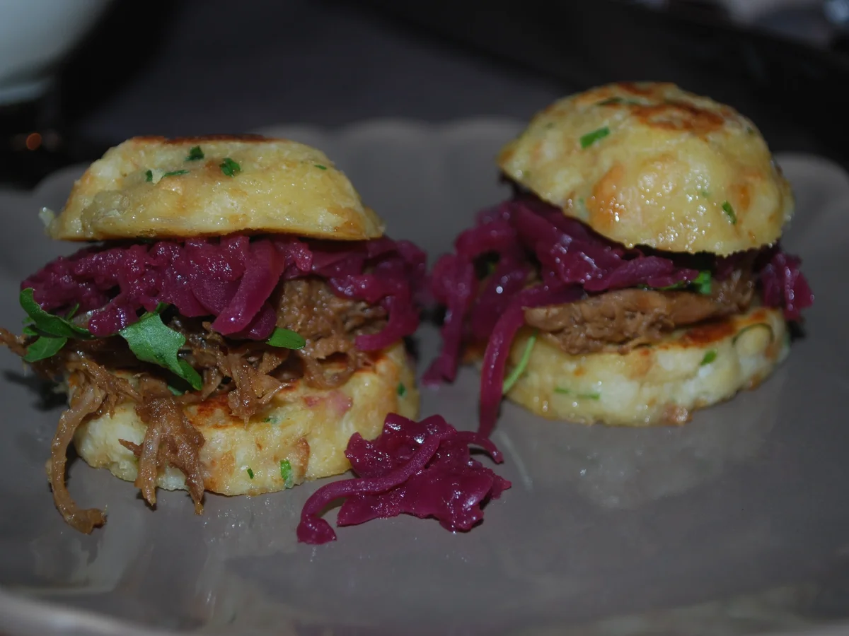 Rezept: Pulled duck-Knödel-Burger mit Rotkohl Bild Nr. 2 Pulled duck-Knödel-Burger mit Rotkohl - Rezept - Bild Nr. 2