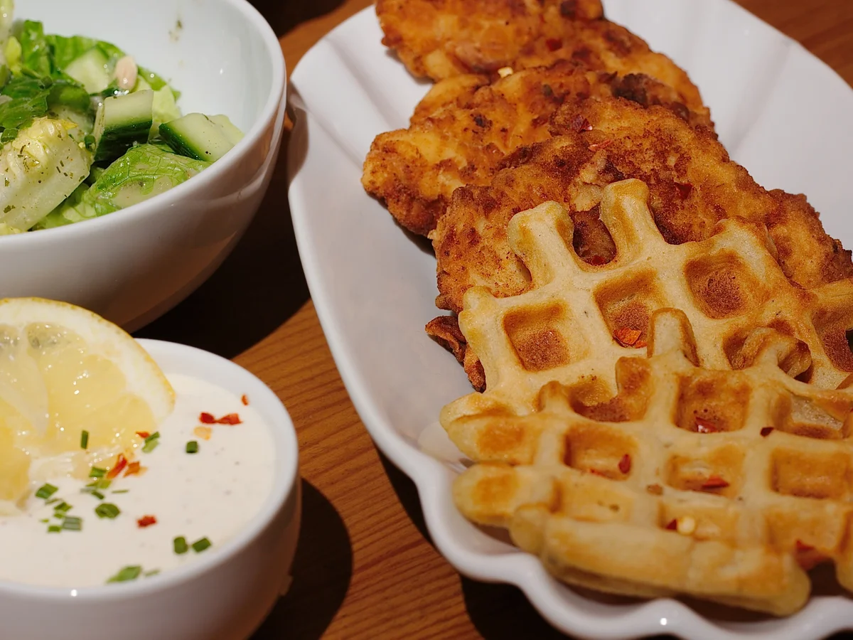 Rezept: Fried Chicken mit Waffeln & Sour Cream Fried Chicken mit Waffeln & Sour Cream - Rezept