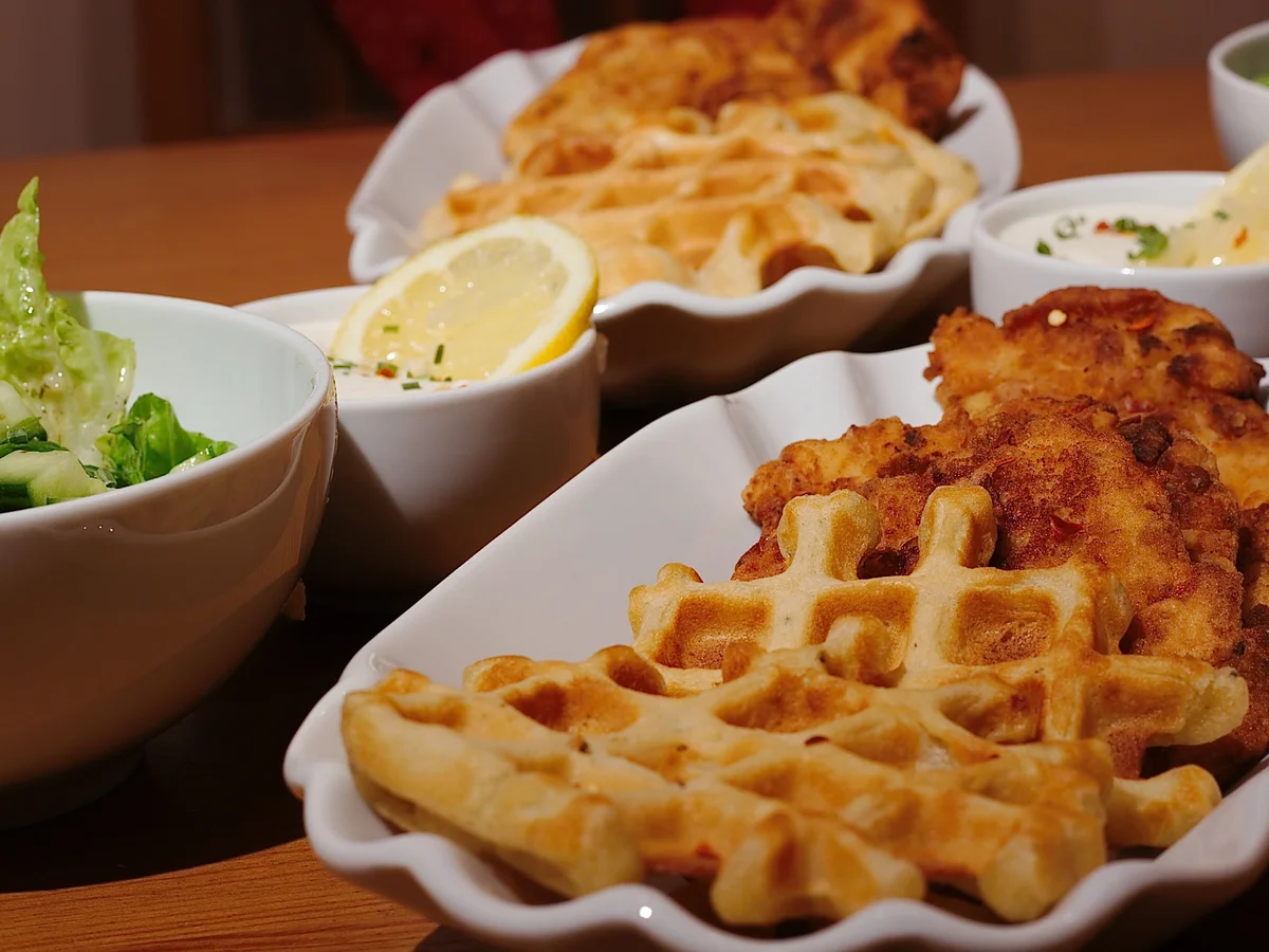 Rezept: Fried Chicken mit Waffeln & Sour Cream Bild Nr. 3 Fried Chicken mit Waffeln & Sour Cream - Rezept - Bild Nr. 3