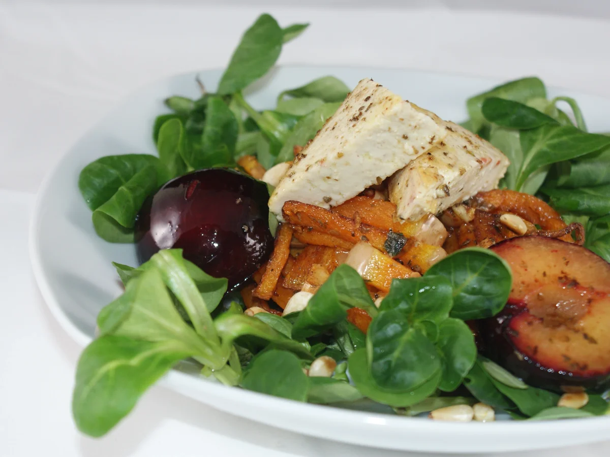 gebratener Tofu mit Pflaumen und Pinienkernen - Rezept
