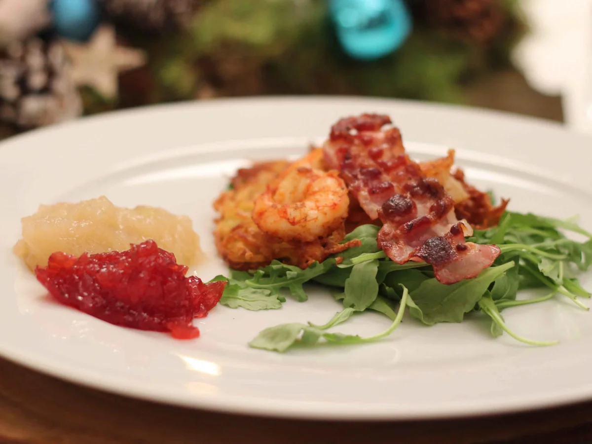 Rezept: Krosser Kartoffelrösti mit Riesengarnelen dazu selbstgemachtes Apfel- und Pflaumenmus Krosser Kartoffelrösti mit Riesengarnelen dazu selbstgemachtes Apfel- und Pflaumenmus - Rezept