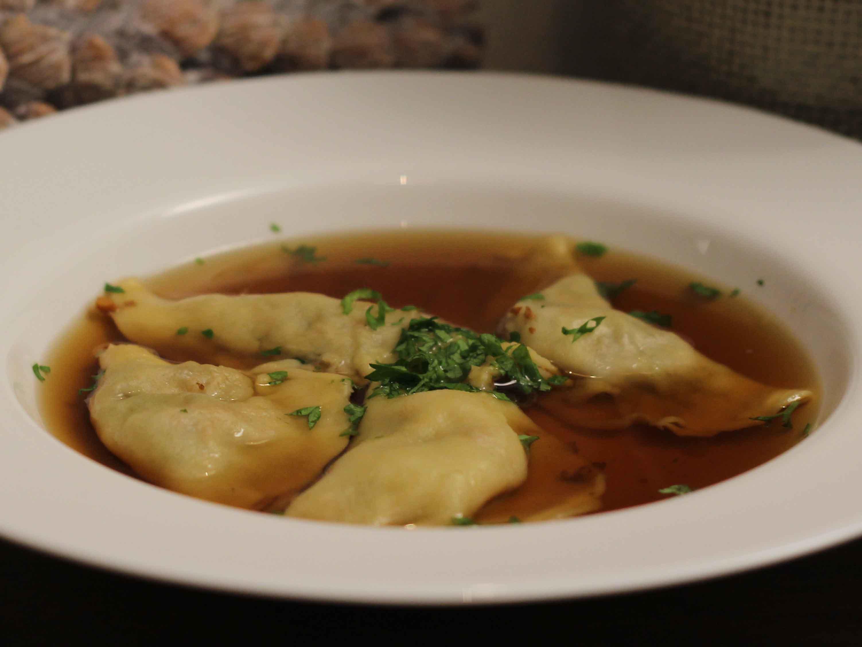 Bilder für Rinderconsommé mit Waldpilzmaultaschen - Rezept