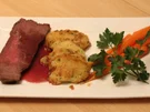 Roastbeef an Rotweinsoße, Buttermöhren und Kartoffelplätzchen - Rezept