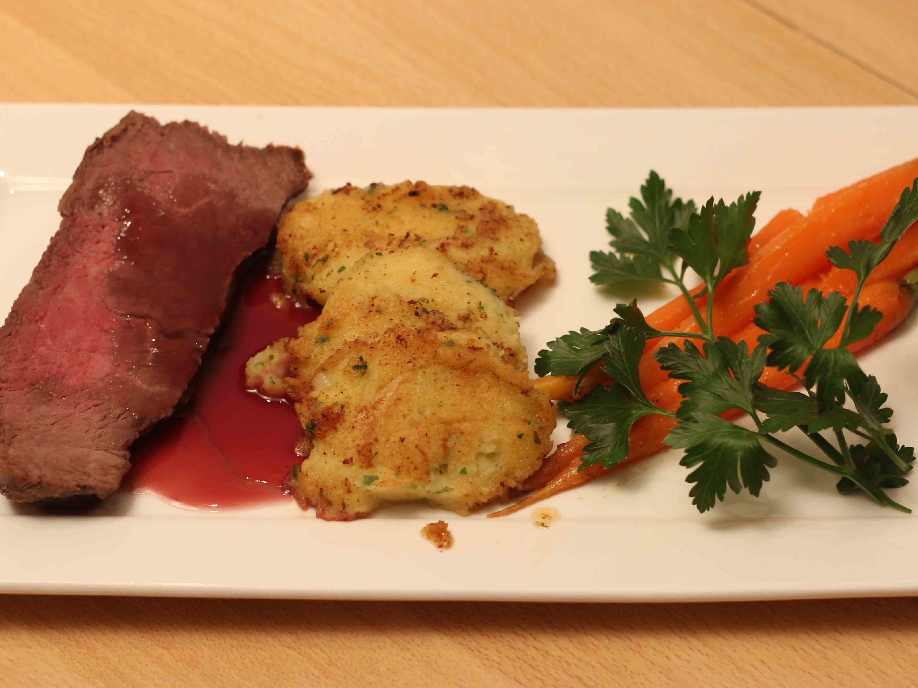 Bilder für Roastbeef an Rotweinsoße, Buttermöhren und Kartoffelplätzchen - Rezept