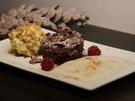 Schokoladensoufflé, Eierliköreis im Walnusskrokantmantel und Birnen-Espuma - Rezept