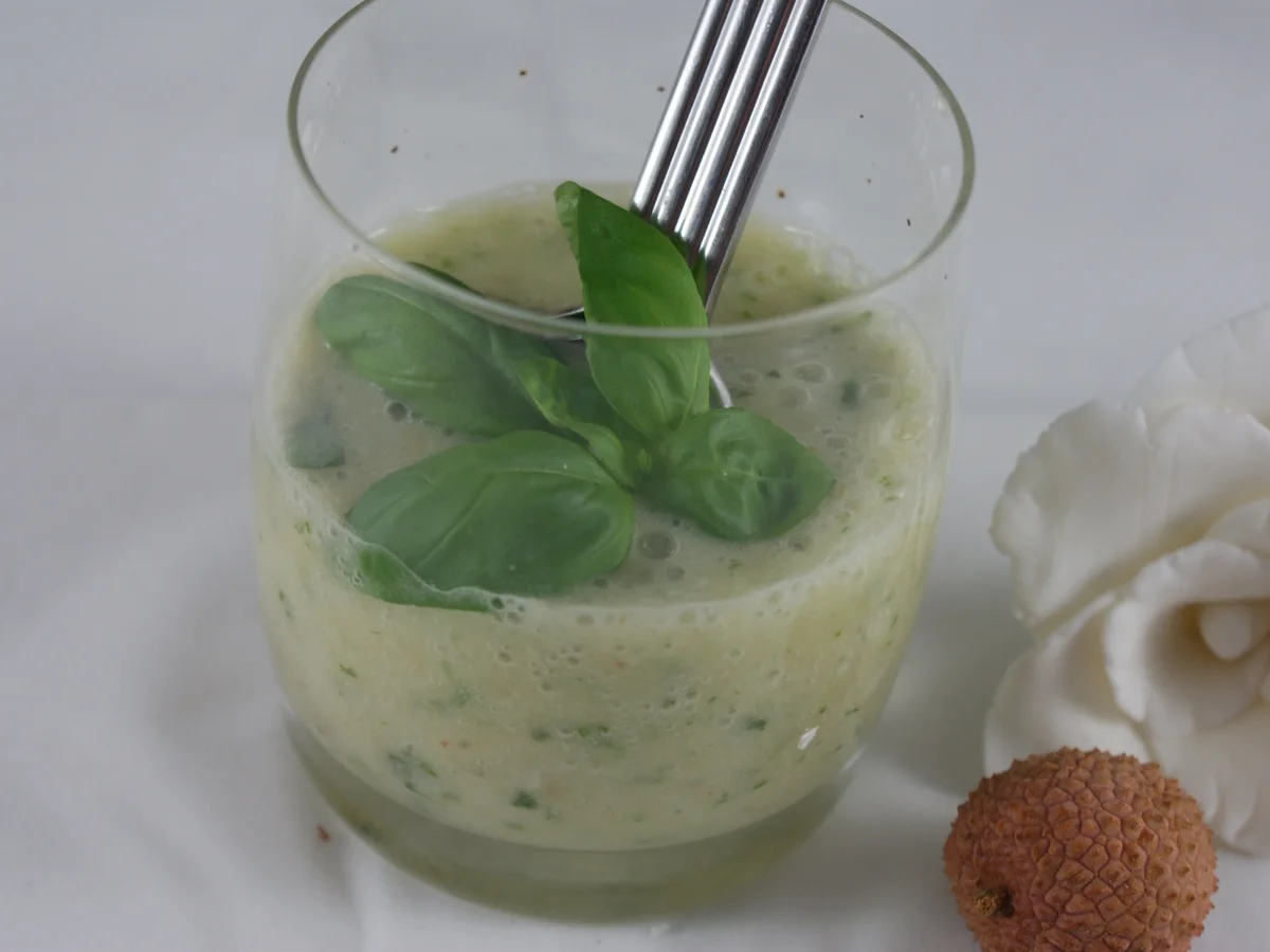 Smoothie mit Litschis, Banane und Basilikum - Rezept - Bild Nr. 2