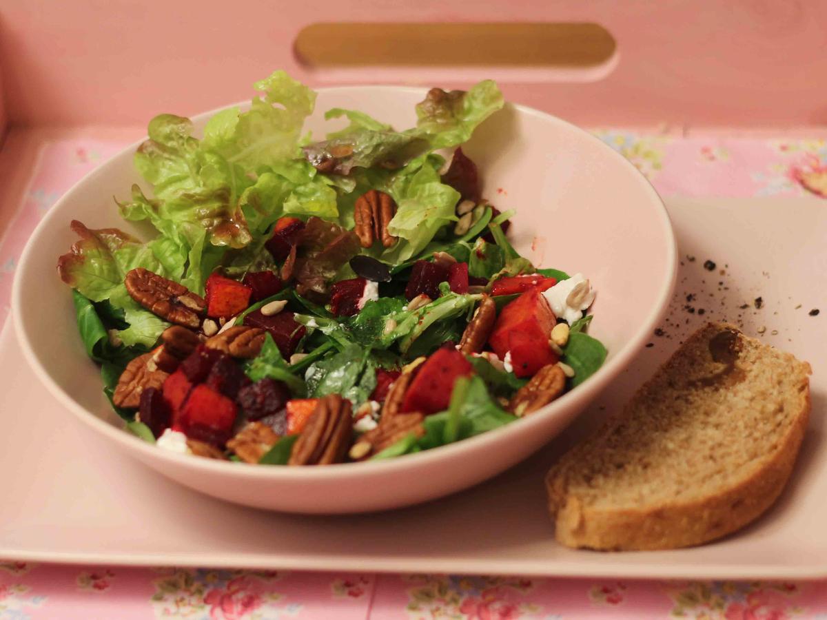 Winterliche Blattsalate aus der Region mit warmem Kürbis und Roter Bete - Rezept