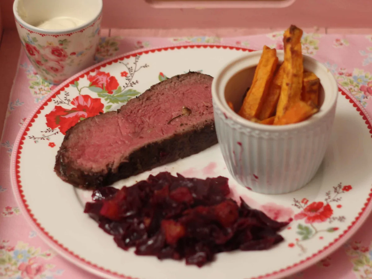Roastbeef und Orangen-Rotkohl, dazu Süßkartoffel-Sticks mit Dip - Rezept