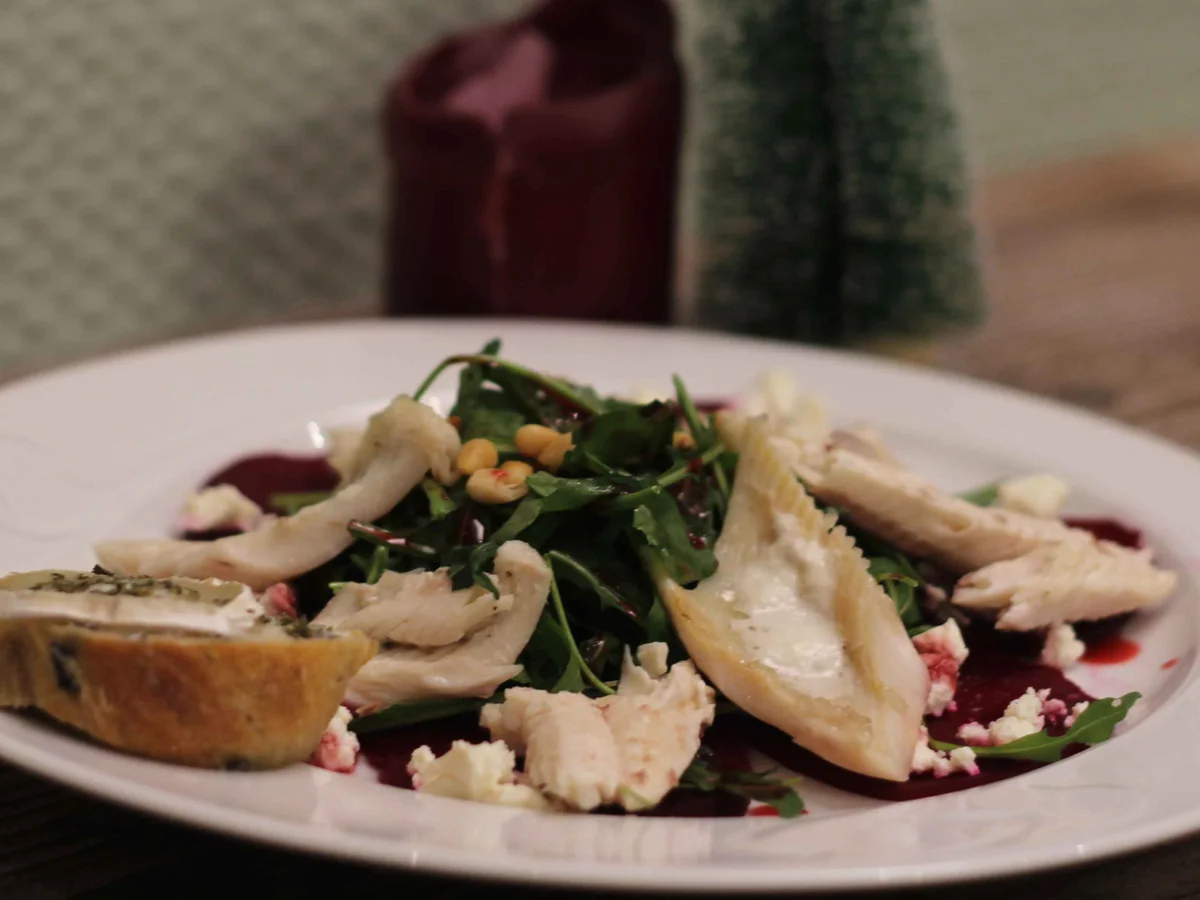 Festliches Zweierlei von der Forelle auf Rote Bete Carpaccio - Rezept