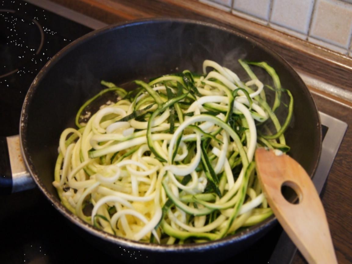 Zucchini-Spaghetti mit Garnelen - Rezept - kochbar.de