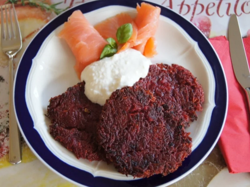 Rote Bete Puffer mit Räucherlachs und Jogurt-Meerrettich-Creme - Rezept