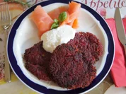 Rote Bete Puffer mit Räucherlachs und Jogurt-Meerrettich-Creme - Rezept