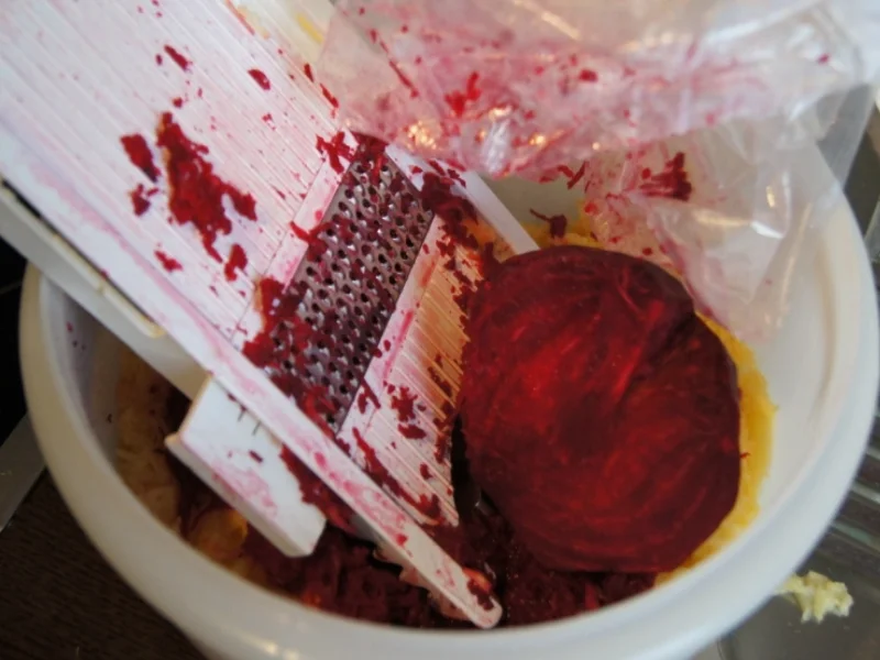 Rote Bete Puffer mit Räucherlachs und Jogurt-Meerrettich-Creme - Rezept - Bild Nr. 3