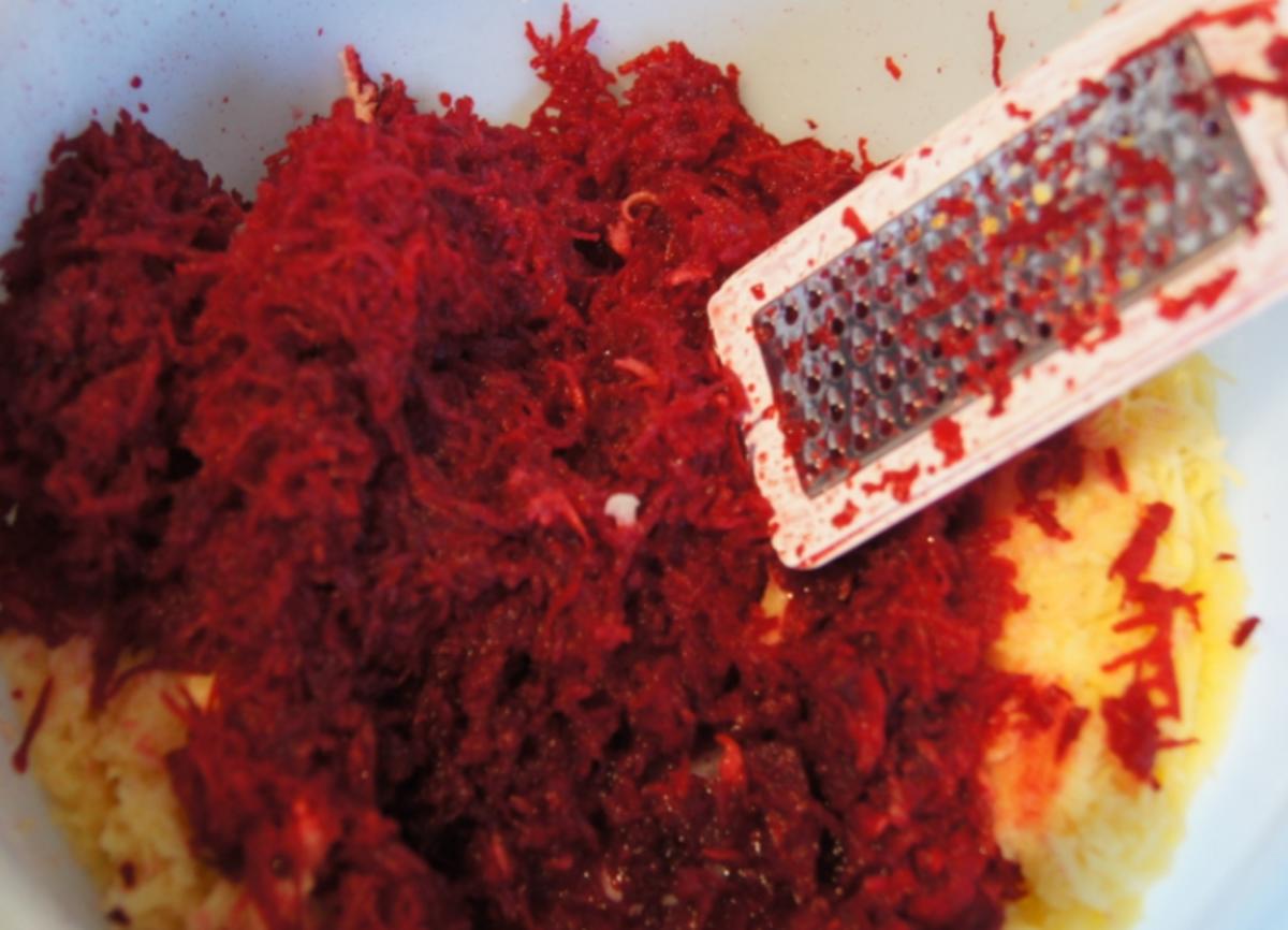 Rote Bete Puffer mit Räucherlachs und Jogurt-Meerrettich-Creme - Rezept - Bild Nr. 4