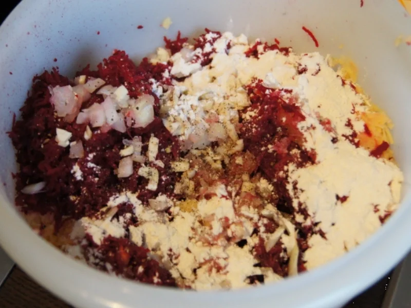Rote Bete Puffer mit Räucherlachs und Jogurt-Meerrettich-Creme - Rezept - Bild Nr. 5