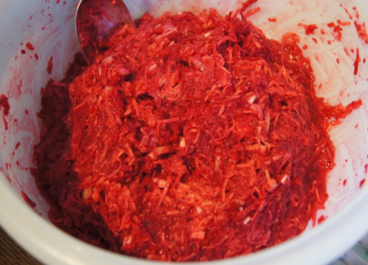 Rote Bete Puffer mit Räucherlachs und Jogurt-Meerrettich-Creme - Rezept - Bild Nr. 6