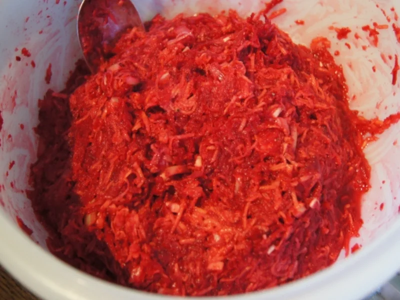 Rote Bete Puffer mit Räucherlachs und Jogurt-Meerrettich-Creme - Rezept - Bild Nr. 6