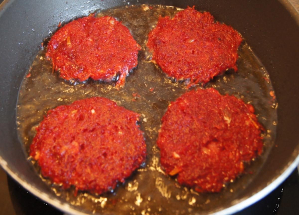 Rote Bete Puffer mit Räucherlachs und Jogurt-Meerrettich-Creme - Rezept - Bild Nr. 8