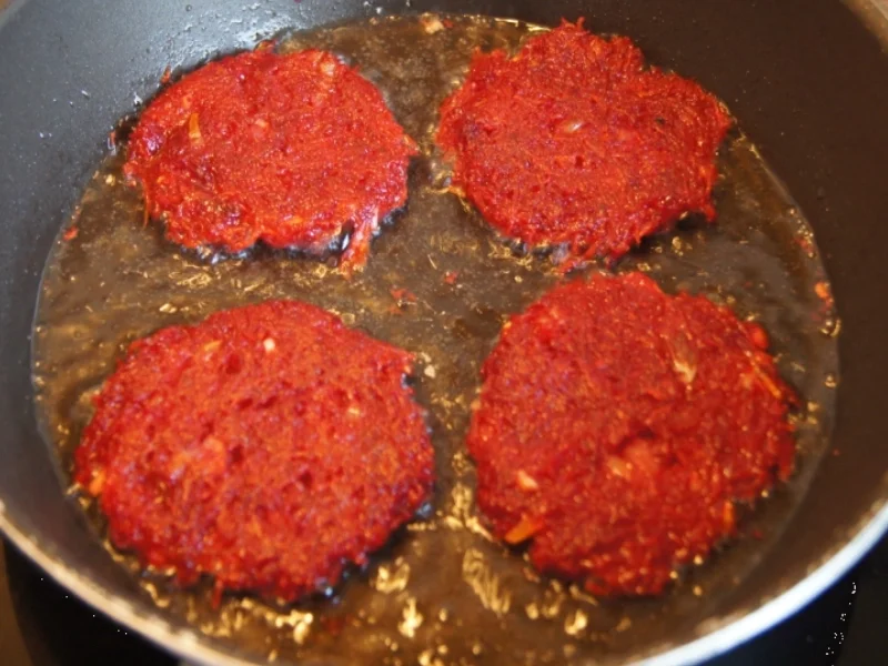 Rote Bete Puffer mit Räucherlachs und Jogurt-Meerrettich-Creme - Rezept - Bild Nr. 8