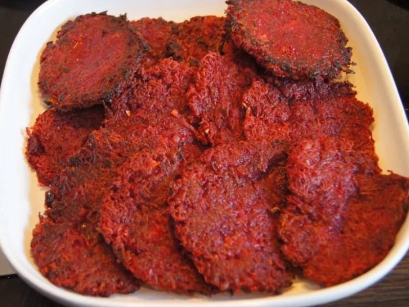 Rote Bete Puffer mit Räucherlachs und Jogurt-Meerrettich-Creme - Rezept - Bild Nr. 9