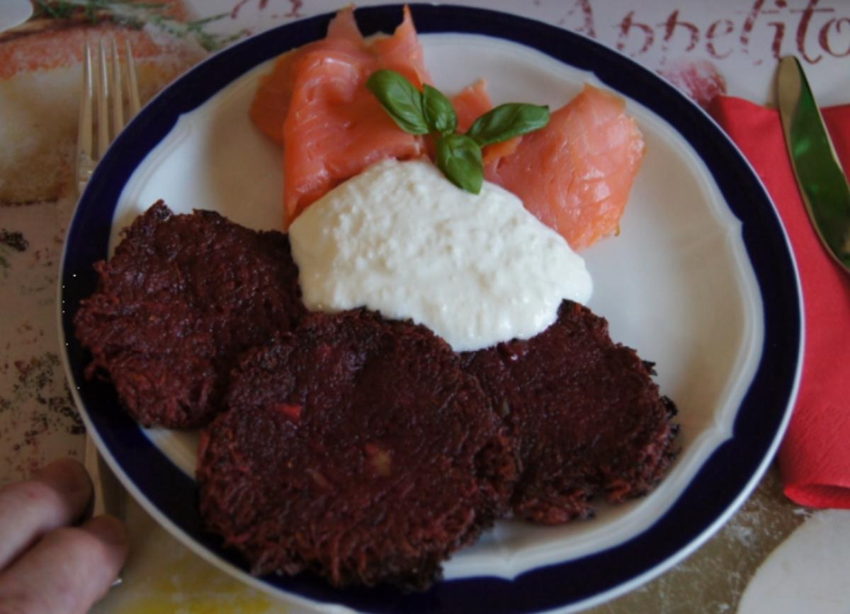 Rote Bete Puffer mit Räucherlachs und Jogurt-Meerrettich-Creme - Rezept - Bild Nr. 12