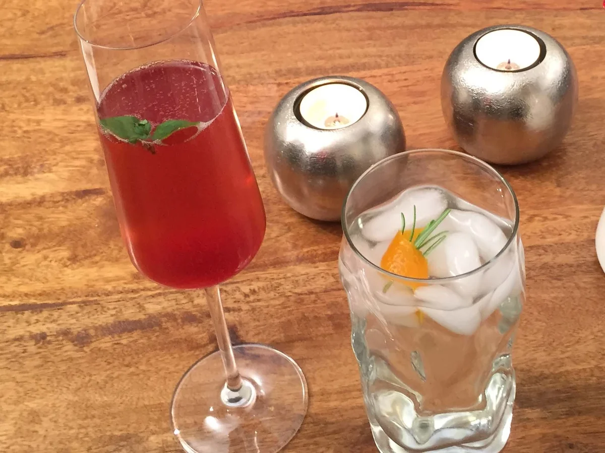 Sekt mit Erdbeer-Rhabarber Likör und Erdbeersorbet - Rezept