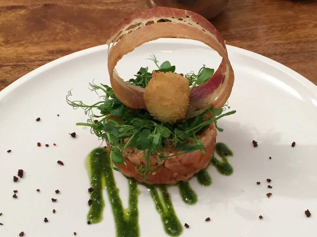 Rezept: Schwarzbrot mit Lachs, Speck und Ei Schwarzbrot mit Lachs, Speck und Ei - Rezept